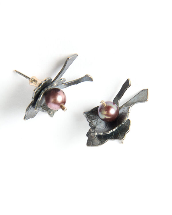 The earrings with double leaf