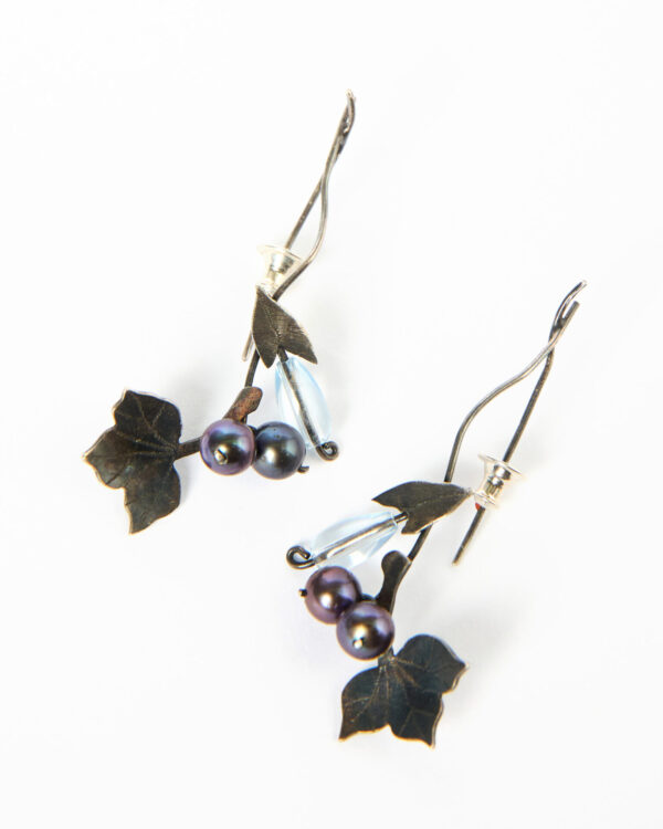 The earrings with topaz and river pearl
