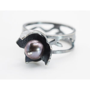 The ring "The Currant Eye"